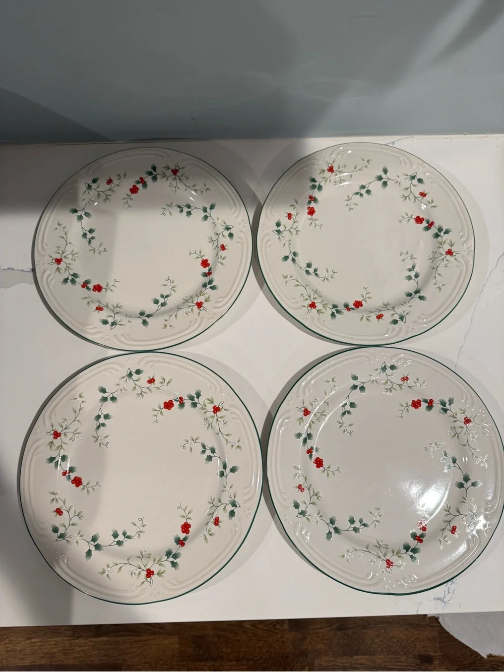Pfaltzgraff Winterberry Holly 10.5 Dinner Plates Set of 4 Stoneware
